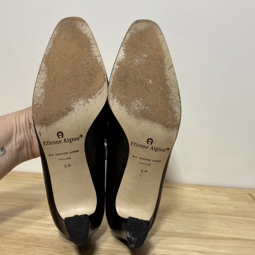 Vtg Etienne Aigner Taylor Black Leather Pump Gold Emblem Old Money Size 8M